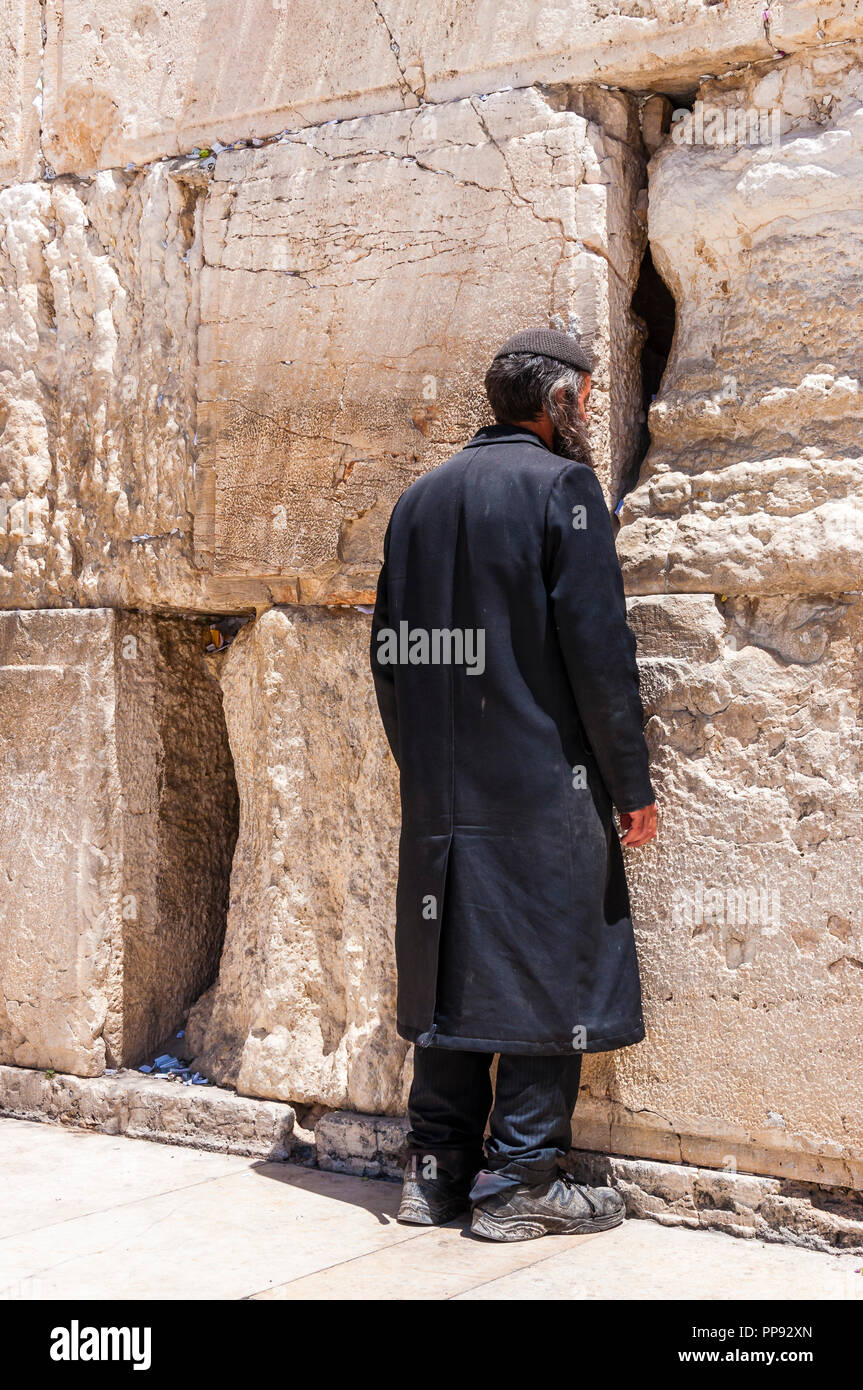 Jerusalem, Israel - 29. April 2014: Orthodoxen Jüdischen Obdachlosen Mann, der betet mit viel Energie und starke Emotionen in der Nähe der Steine von der westlichen Mauer. Stockfoto
