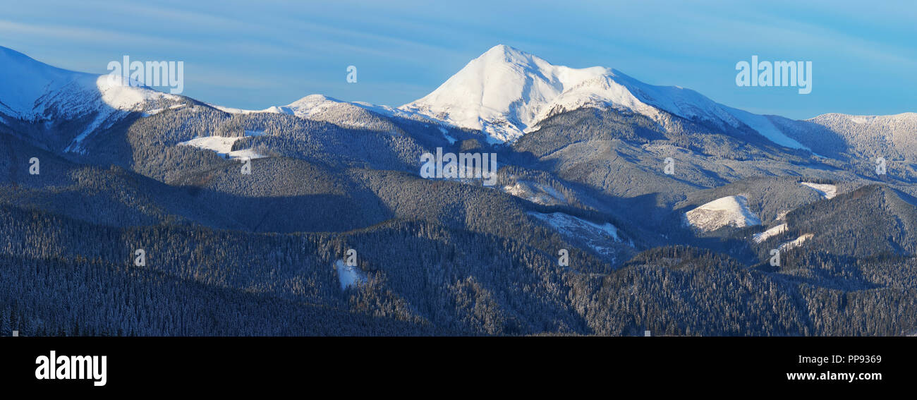 Winter Panorama der Berge in der frostigen Morgen. Karpaten, Ukraine, Europa. Blick auf den Berg Goverla Stockfoto