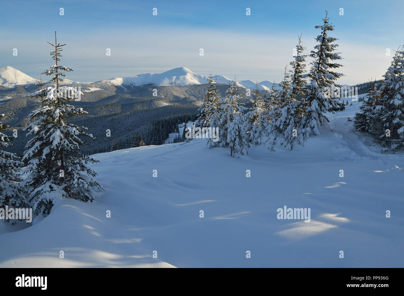 Sunny Mountain Landschaft frostigen Wintertag Stockfoto