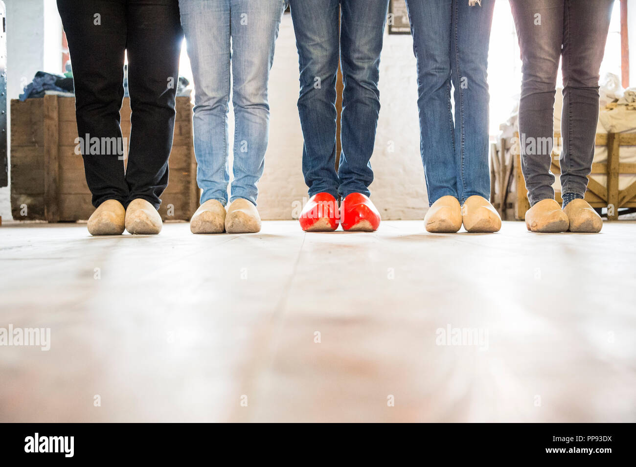 Fünf Menschen in alten Holzschuhe Stockfoto