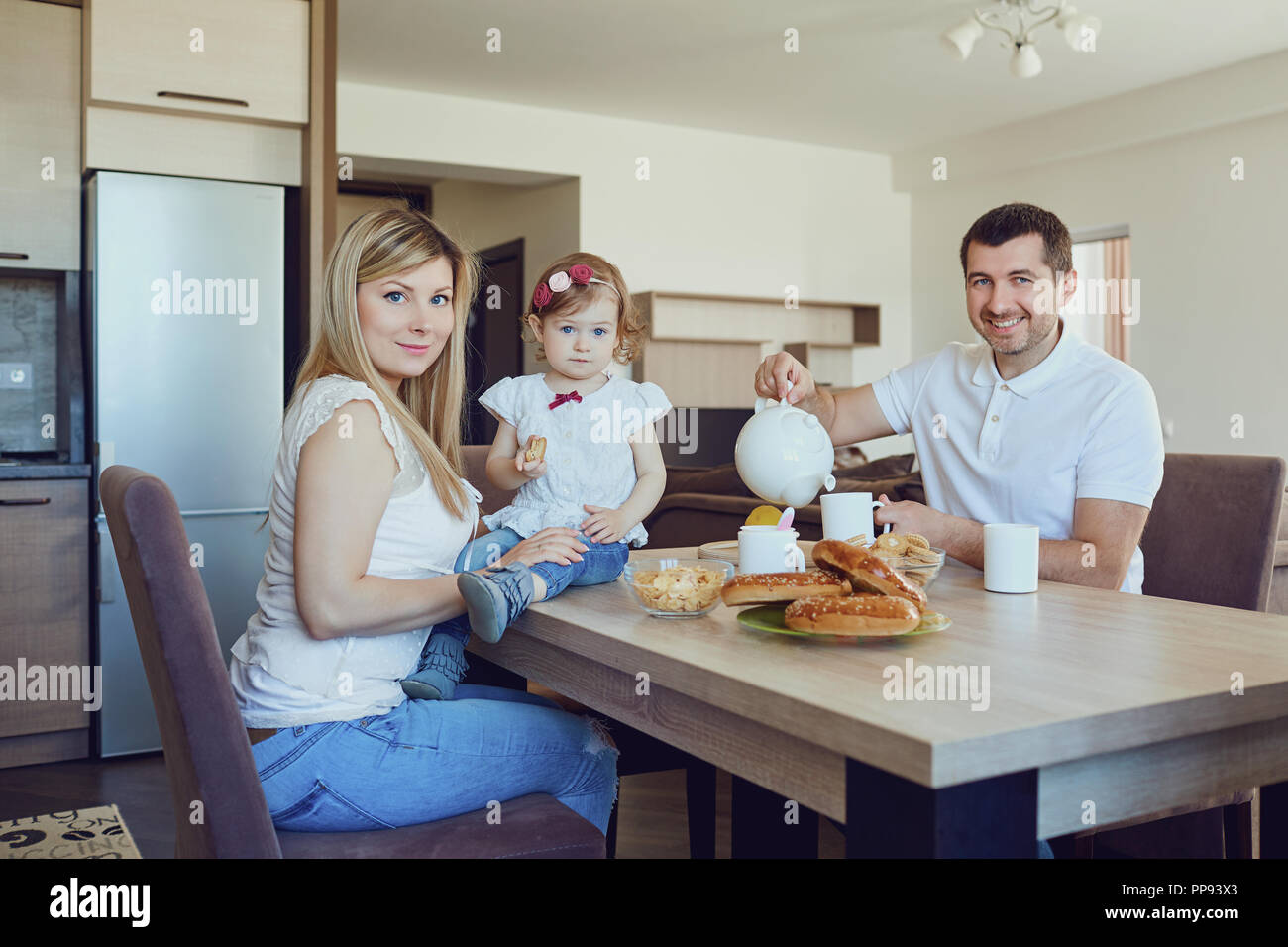 Eine glückliche Familie in der Küche am Tisch sass. Stockfoto