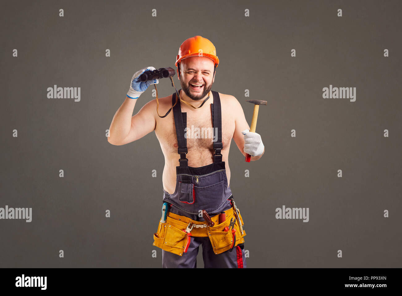 Lustig Fett bärtigen Handwerker mit dem Fernglas. Stockfoto