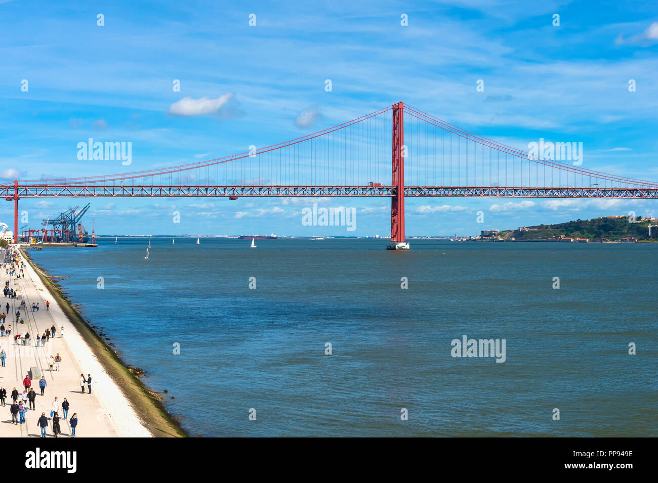 25. April Brücke, ehemaliger Salazar Brücke über den Fluss Tagus, Lissabon, Portugal Stockfoto