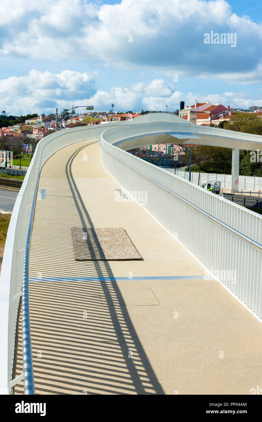 Neue Fußgängerbrücke über Brasilia Avenue in der Nähe Maat, Museum für Kunst Architektur und Technik, Lissabon, Portugal Stockfoto