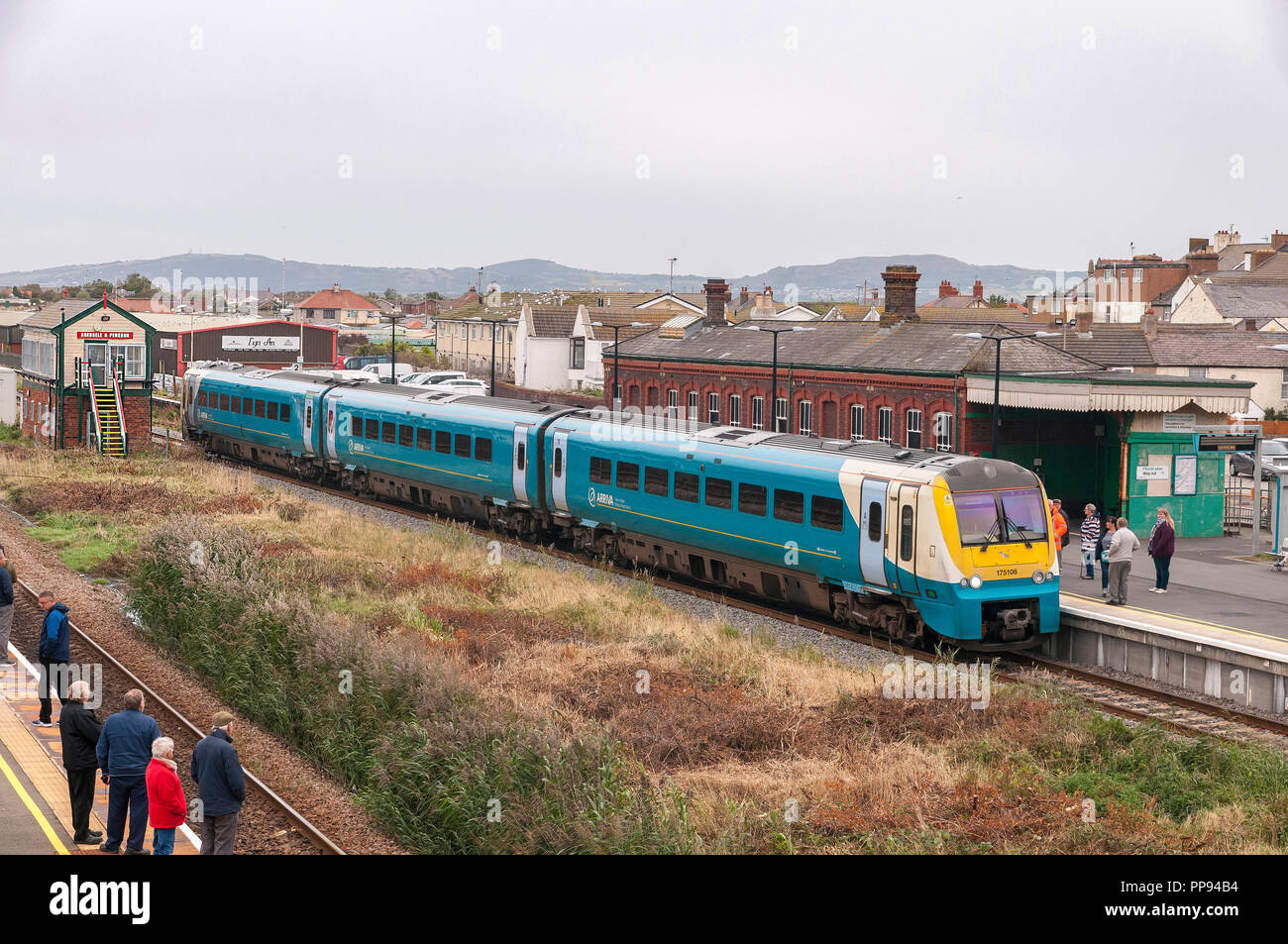 Anfahrt diesel Multiple Unit Train in Abergele und Pensarn station. Stockfoto