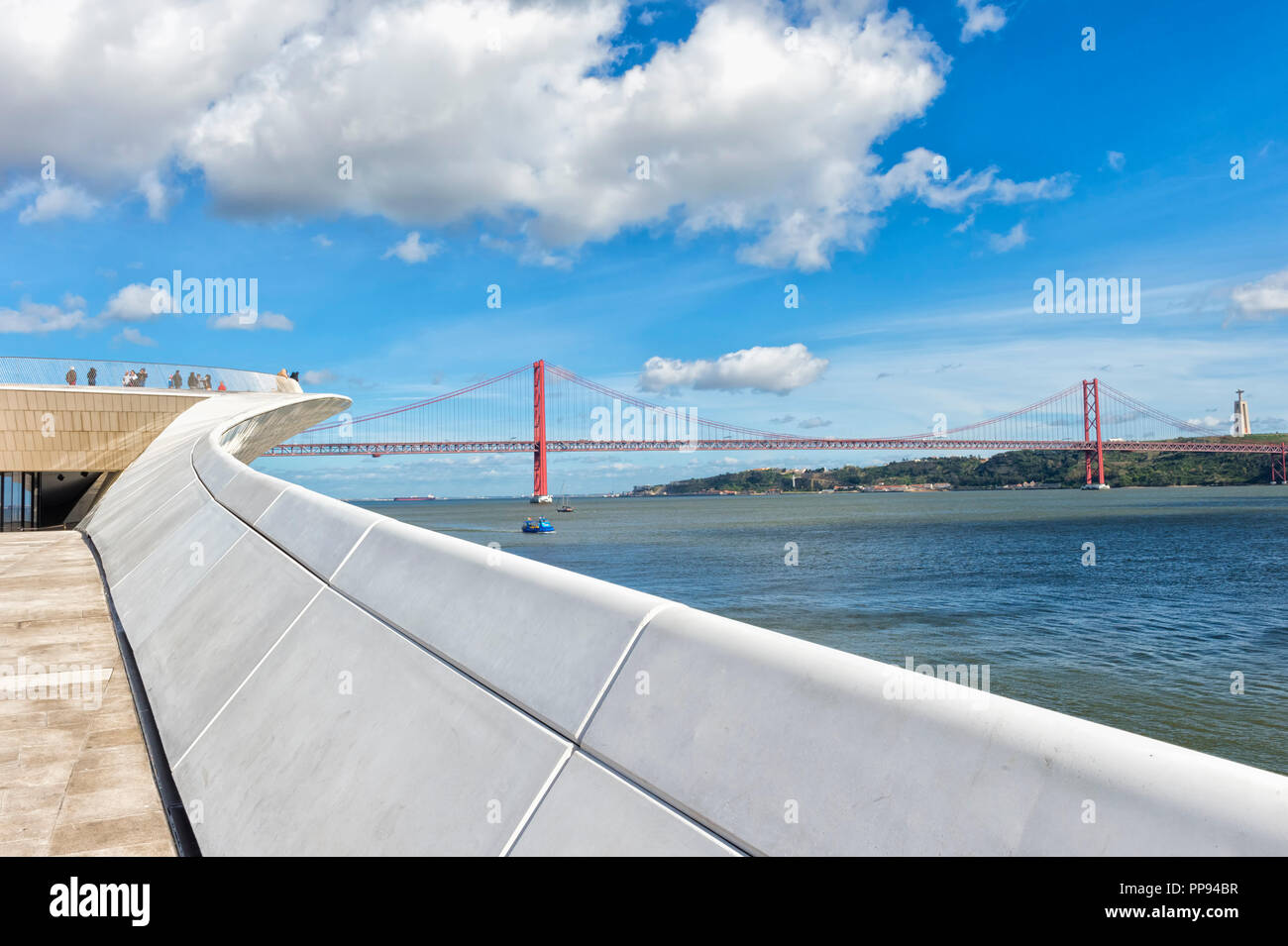 25. April Brücke, ehemaliger Salazar Brücke über den Tagus Fluss gesehen von der Maat-Museum für Kunst, Architektur und Technik, Lissabon, Portugal Stockfoto