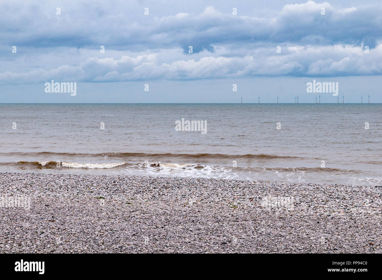 Kaltes grauen Tag steinigen Strand grauen Meer. Stockfoto