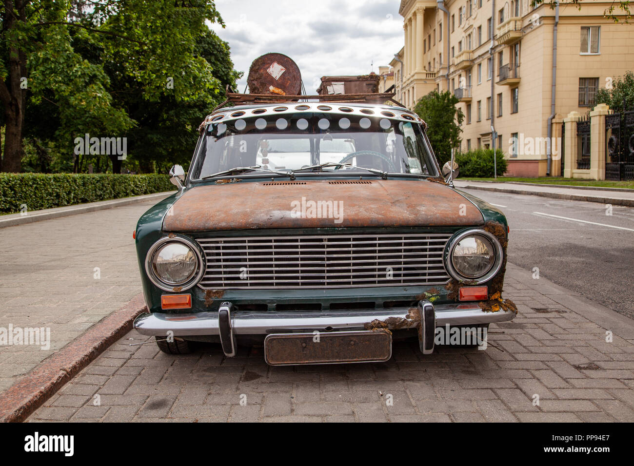 Altes Auto mit einem Dachträger in der Stadt Stockfoto