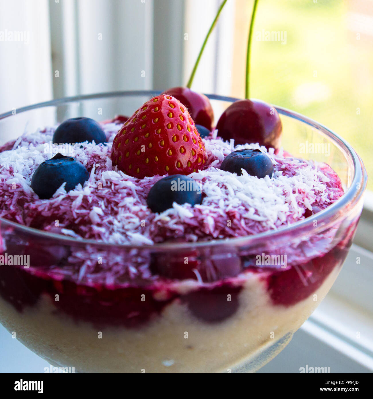 Obst Dessert im Glas Stockfoto