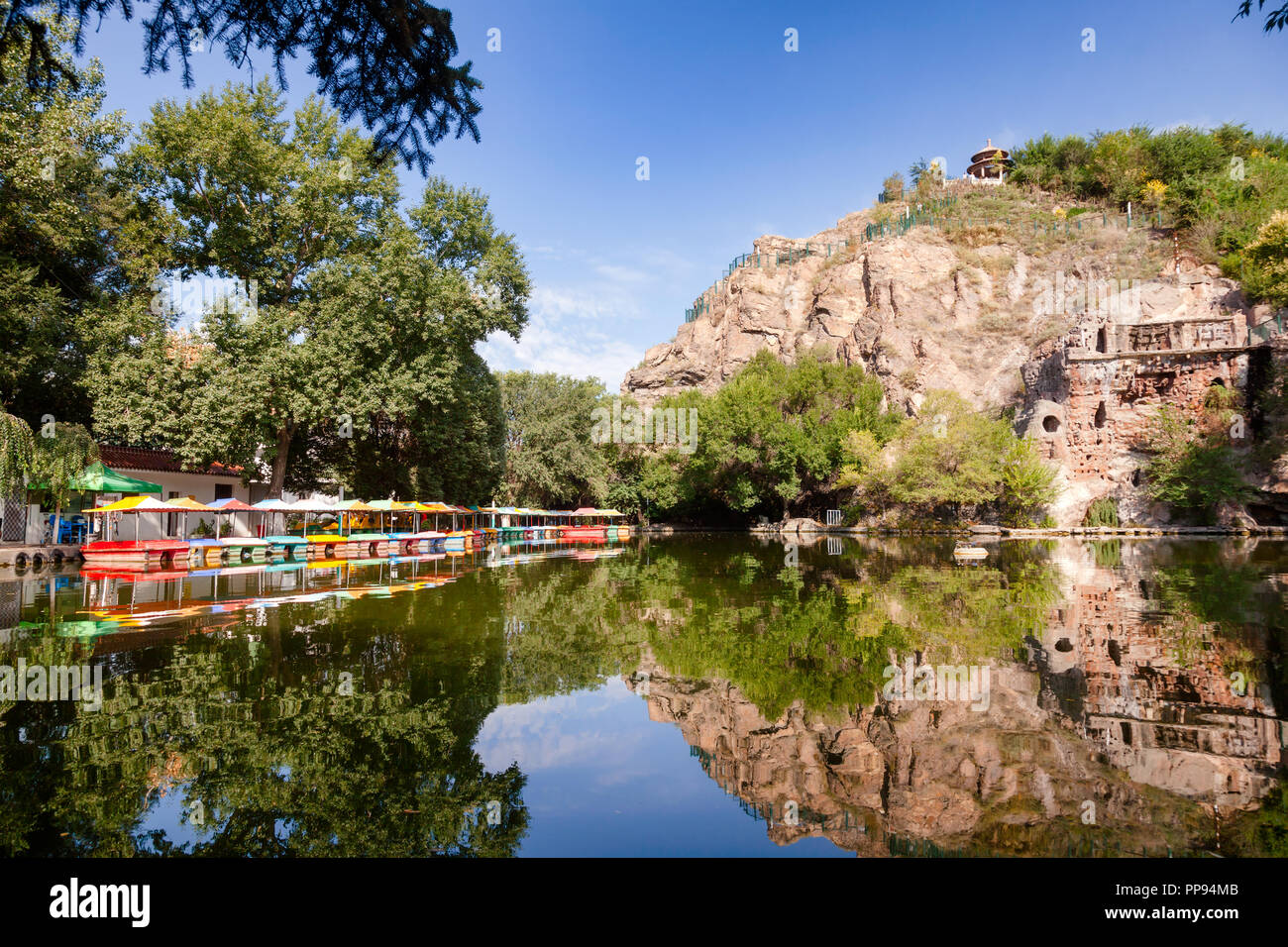 Wasser Boote auf dem Teich in Hong Shan (Roter Berg) Hongshan oder Park in Urumqi, Xinjiang, China Stockfoto