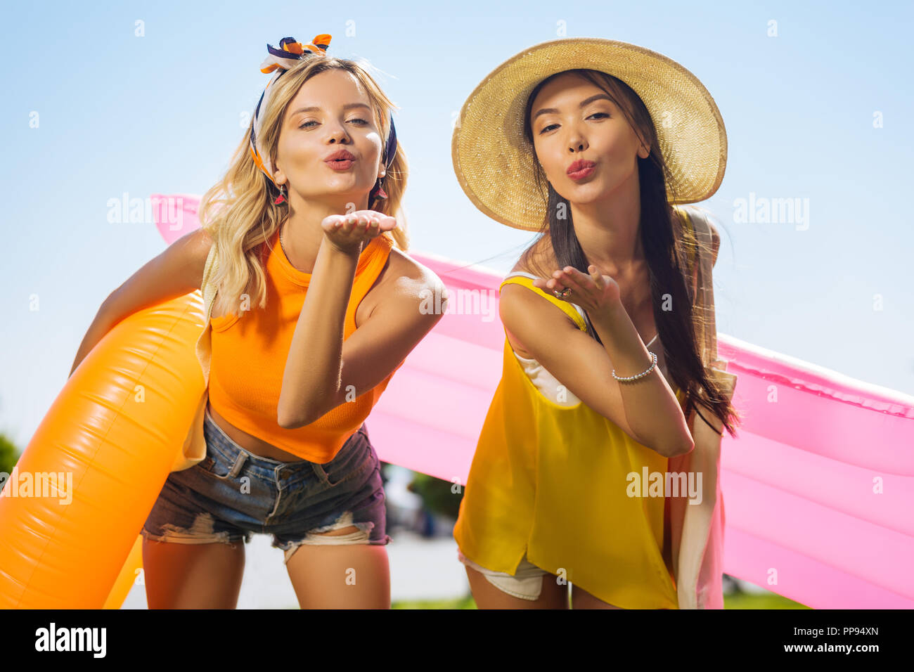 Frohe glückliche Frauen senden Sie Luft kiss Stockfoto Frohe glückliche Frauen senden Sie Luft kiss Stockfoto