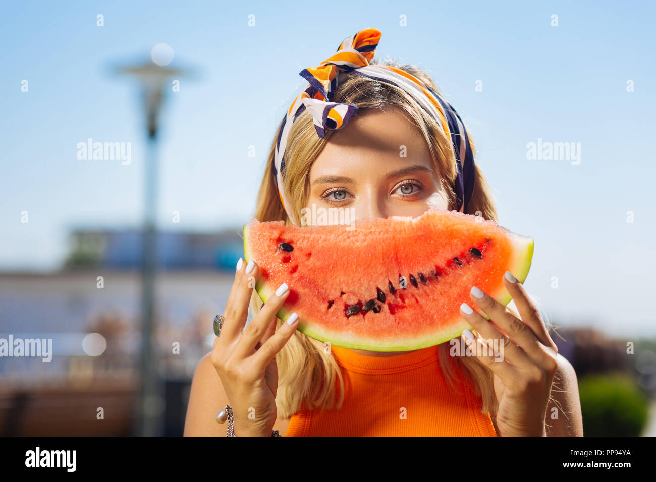 Schöne junge Frau essen lecker Wassermelone begeistert Stockfoto Schöne junge Frau essen lecker Wassermelone begeistert Stockfoto