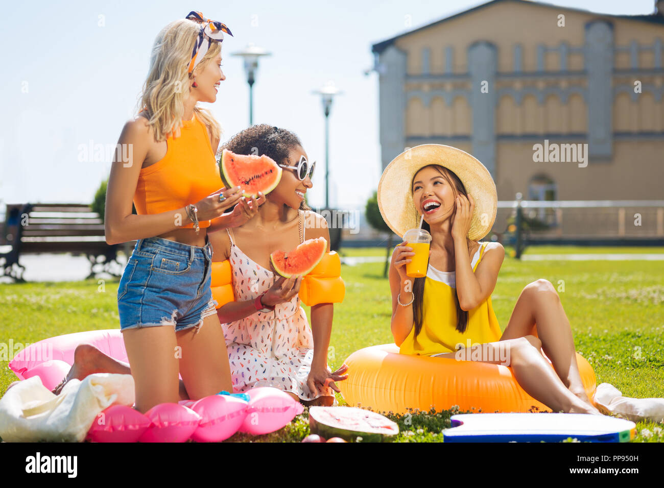 Positive Frau mit ihr Freunde begeistert Stockfoto Positive Frau mit ihr Freunde begeistert Stockfoto
