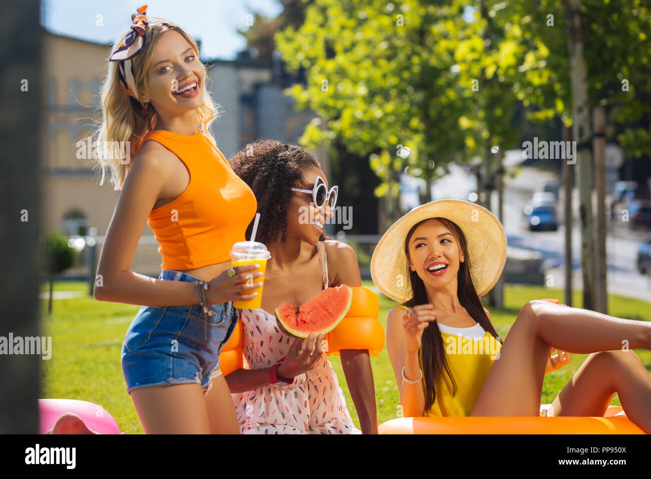 Positive junge Frauen Treffen für ein Picknick Stockfoto Positive junge Frauen Treffen für ein Picknick Stockfoto