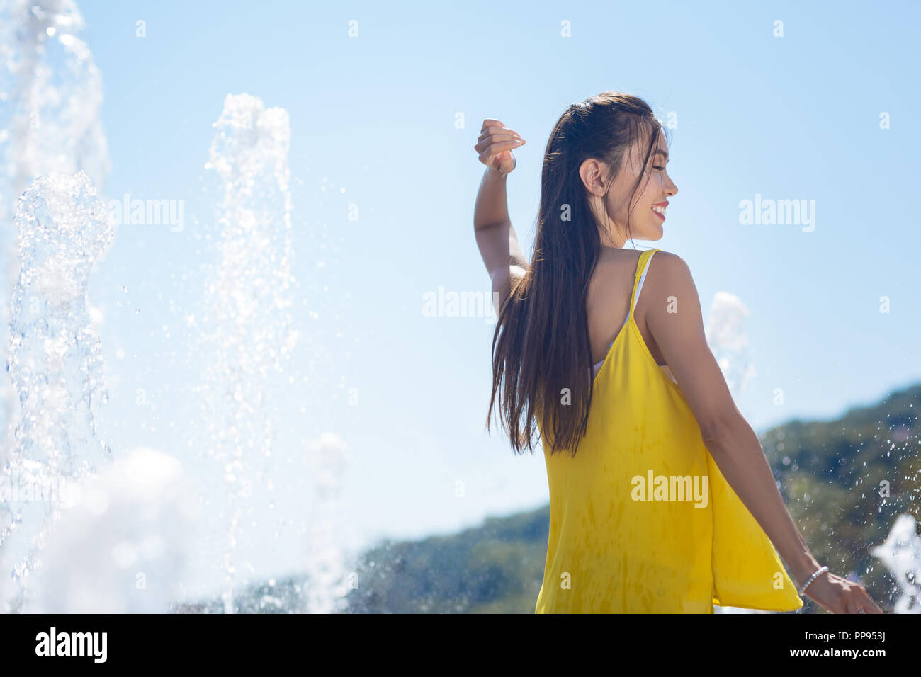 Fröhliche Frau Genießen seiend im Brunnen freuen Stockfoto