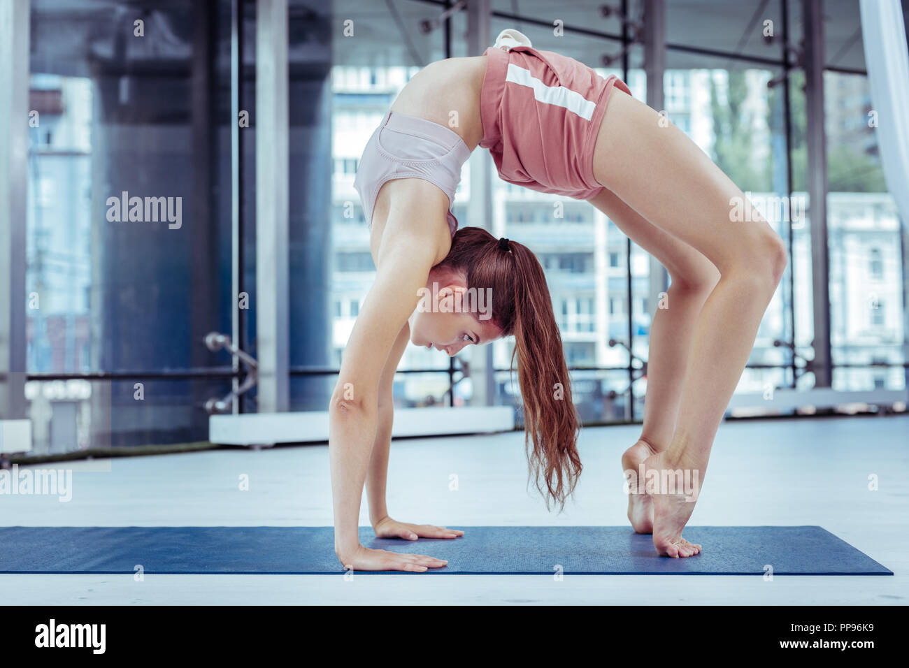 Energische junge Frau Erfolg erreichen in Akrobatischen Stockfoto