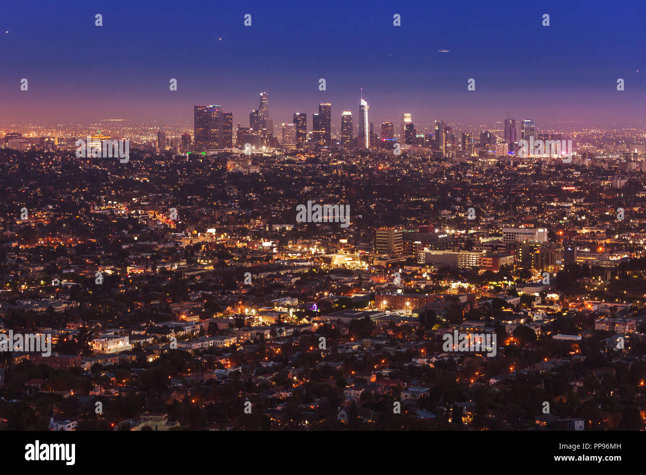 Nächtlich beleuchteten Los Angeles Downtown an der blauen Stunde bei Sonnenuntergang vom Griffith Observatorium Stockfoto