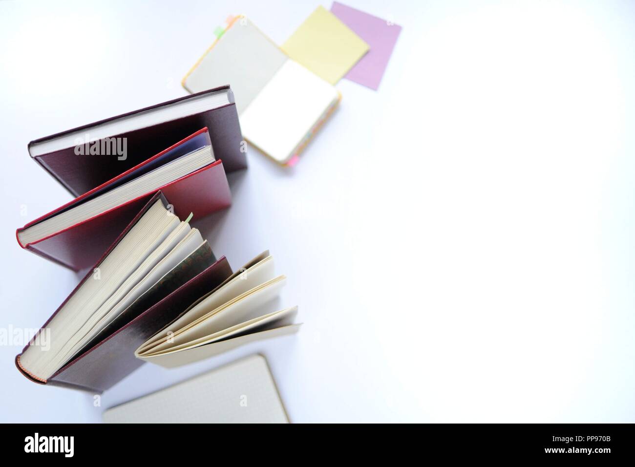 Studie Material. Bildung Hintergrund. Schreibwaren. Aspekte der Bildung. Bücher, Papiere, geöffnet Notebook auf dem Tisch. Stockfoto