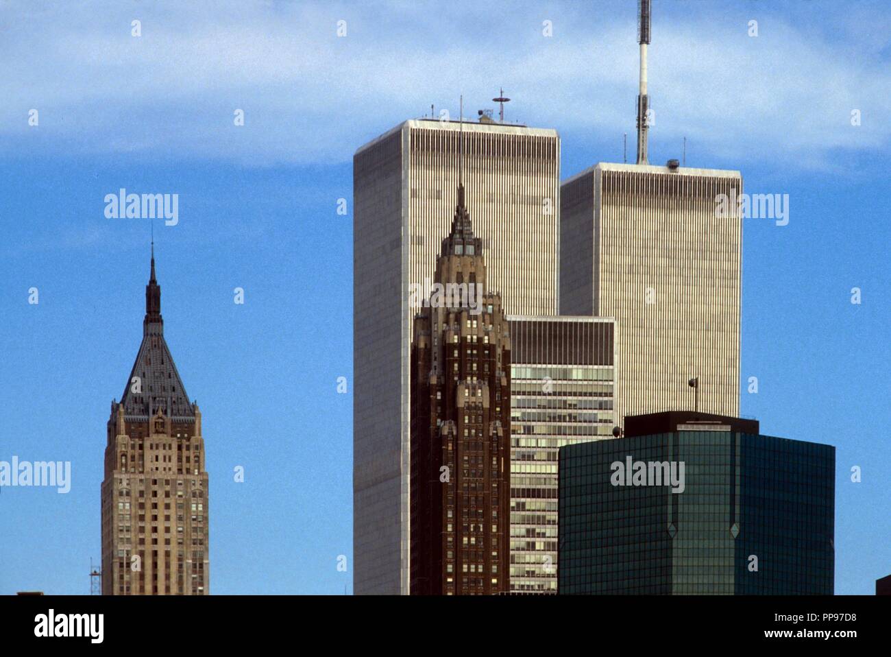 USA, New York City, die Manhattan Skyline mit dem World Trade Center Twin Towers im Jahr 1985 Stockfoto