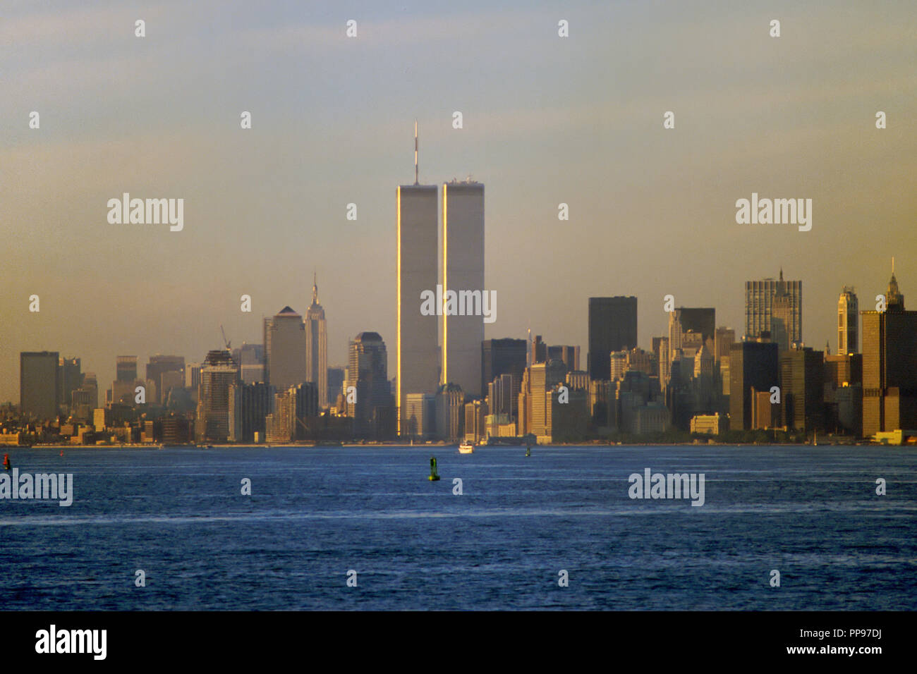 USA, New York City, die Manhattan Skyline mit dem World Trade Center Twin Towers im Jahr 1985 Stockfoto