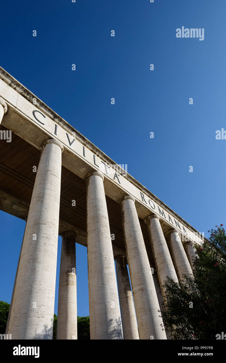 Rom. Italien. Museo della Civiltà Romana, Piazza Giovanni Agnelli, EUR. Museum der römischen Zivilisation. Äußere Kolonnade. Das von den Architekten P konzipiert Stockfoto