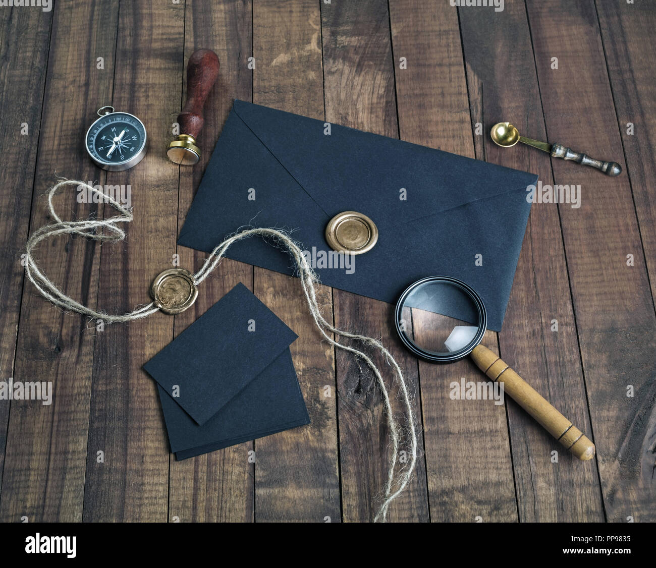 Vintage schwarz Schreibwaren auf Holz- Hintergrund. Mock-up für Ihr Design. Stockfoto