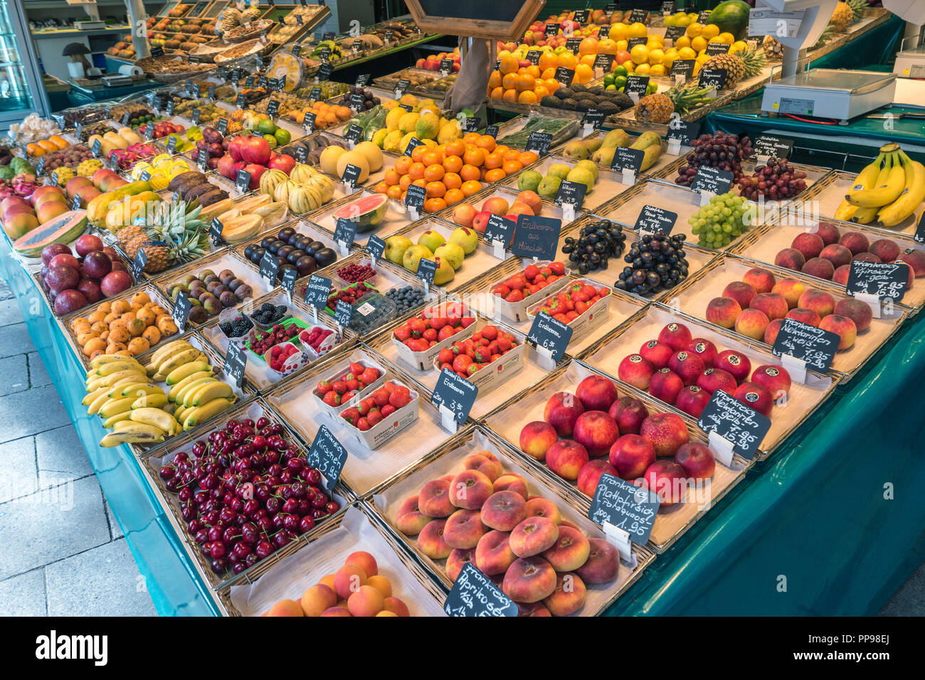 München, Deutschland - 13. MAI 2017: München Deutschland, Früchte Shop an Speise Markt (Viktualienmarkt) Stockfoto