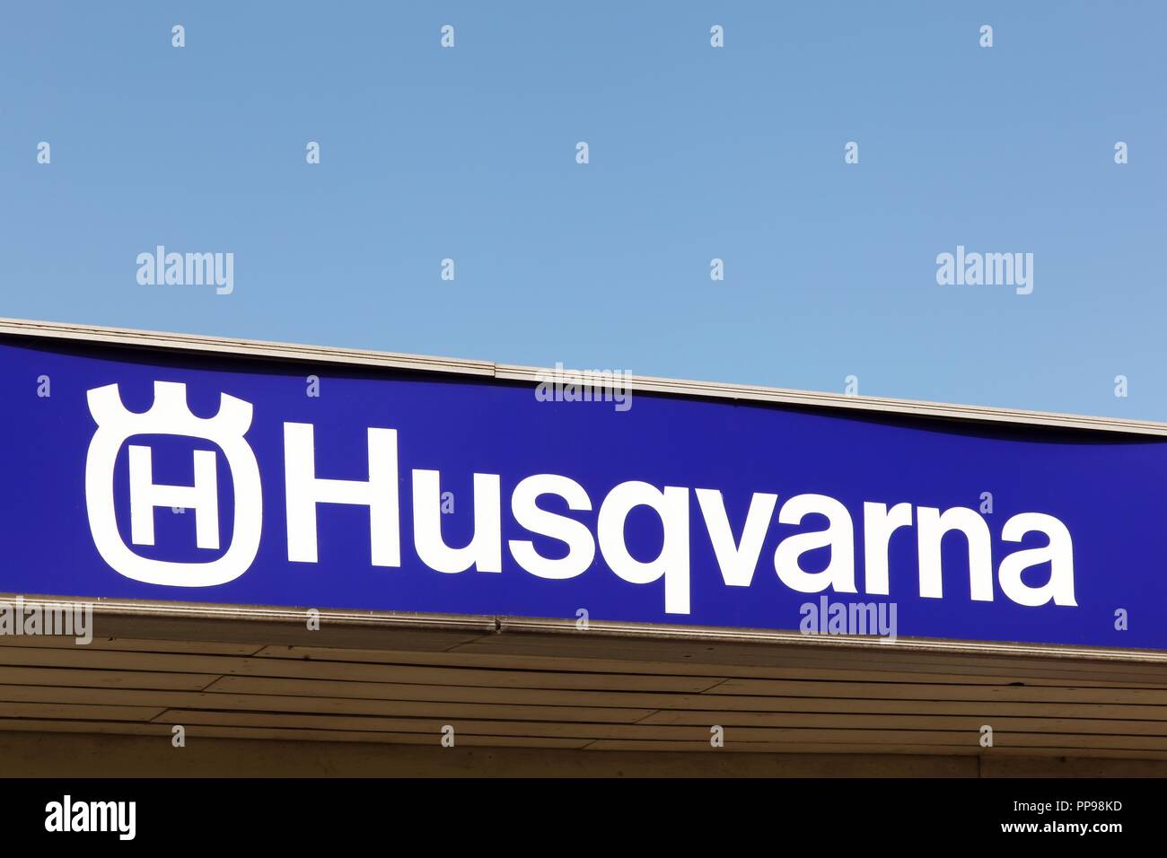 Odder, Dänemark - 30. März 2018: Husqvarna Logo auf einer Fassade. Husqvarna ist schwedischer Hersteller von Roboter Rasenmäher Gartentraktoren, Kettensägen Stockfoto