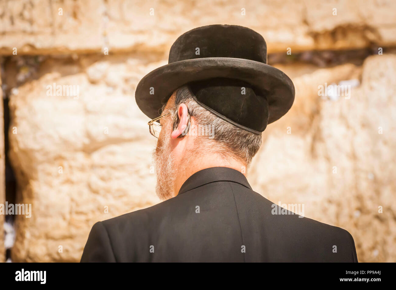 Jüdisch-orthodoxen Mann an der Klagemauer beten. Religiösen jüdischen Mann von der Rückseite aus betrachtet, orthodoxe Juden an der Klagemauer beten (Klagemauer), Jude Stockfoto