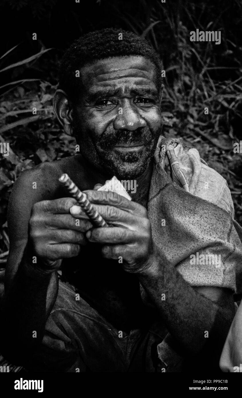 Pygmy, mit touristischen Geld, Semliki Tal, in Uganda, in Zentralafrika. Stockfoto