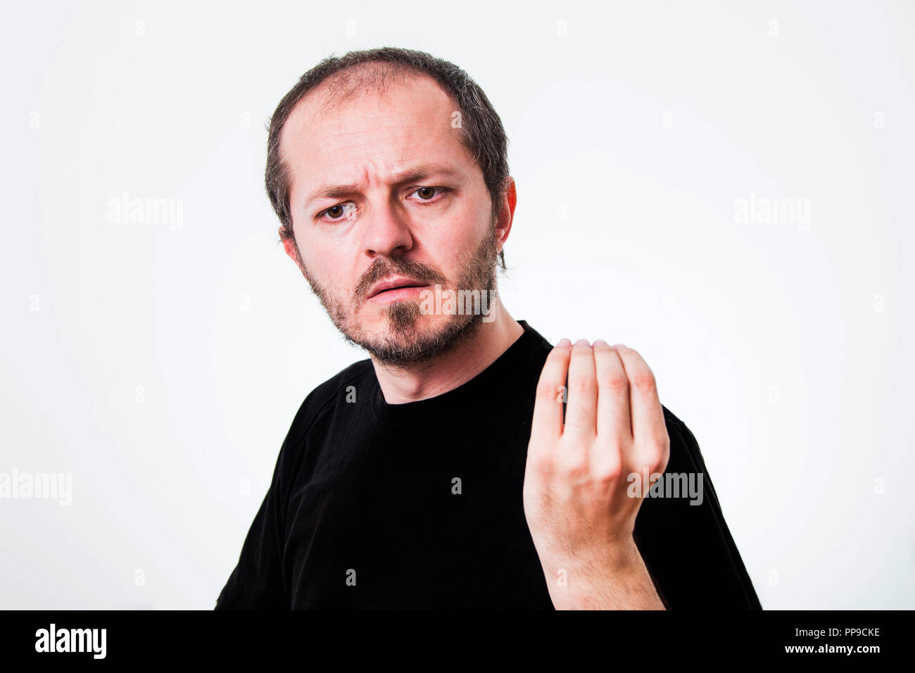 Aggressive Mann mit Bart und Schnurrbart, bedrohlich Stockfoto