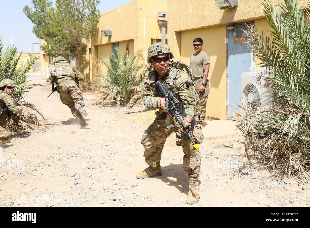 KANDAHAR AIRFIELD, Afghanistan (Aug. 16, 2018) - ein US-Armee Soldat vom 1.Bataillon, 12 Infanterie Regiment, 2 Infantry Brigade Combat Team, 4 Infanterie Division, reagiert auf einen Angriff der gegnerischen Kraft, 12.08.16, 2018, während ein Schutzengel situationstraining Übung in Kandahar Airfield, Afghanistan. Soldaten aus Alpha Company, 1 Mrd., 12. Inf. Reg. für die Bereitstellung von Guardian Angel Soldaten für Missionen, in denen die Berater vom Beraten und Unterstützen Command-South Verhalten mit der afghanischen nationalen Armee und der afghanischen nationalen Polizei Kollegen durch die Kandahar verantwortlich Stockfoto