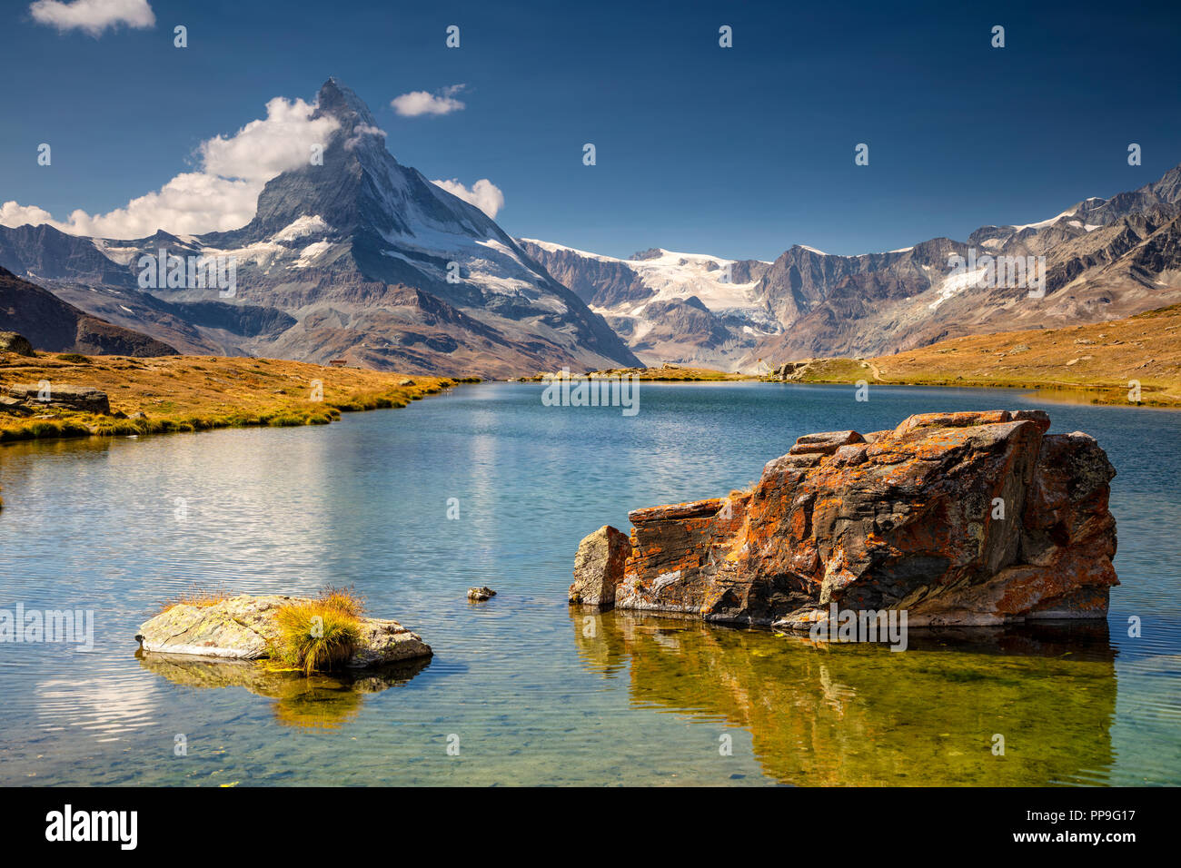 Schweizer Alpen. Landschaft Bild der Schweizer Alpen mit Stellisee und Matterhorn im Hintergrund. Stockfoto