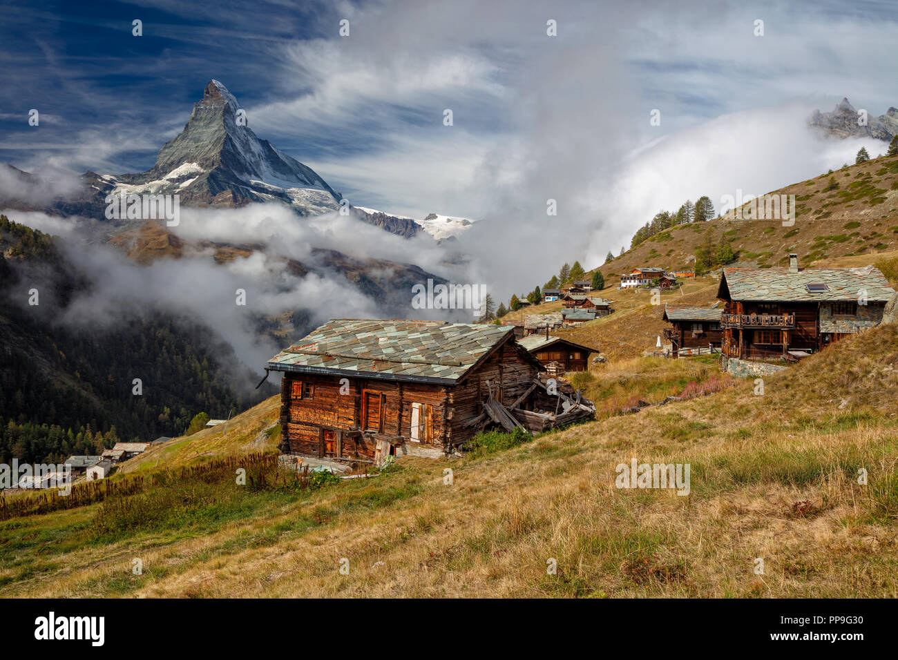 Schweizer Alpen. Landschaft Bild der Schweizer Alpen mit Blick auf das Matterhorn im Herbst morgen. Stockfoto