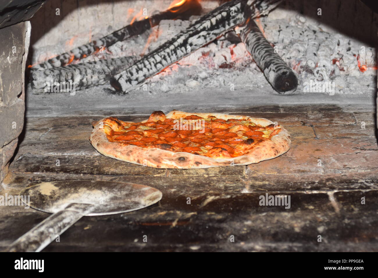 Beste pizza im steinofen Fotos und Bildmaterial in hoher Auflösung