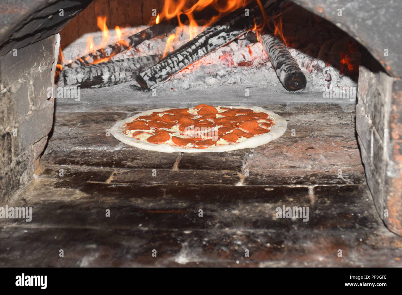 Original italienische Pizza frisch zubereitet und gebacken in einem traditionellen italienischen Holz Feuer Stein gemauerter Ofen ich ein Restaurant in Baguio City, Philippinen Stockfoto