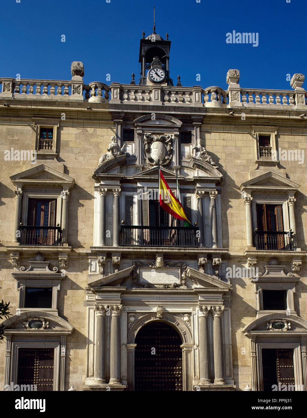 Granada, Andalusien, Spanien. Palast der Königlichen Kanzlei. Detail der Fassade. Institution, die von den Katholischen Königen angelegt, das Tribunal von Ciudad Real nach Granada. Das Gebäude stammt aus der Zeit um 1530, während der Herrschaft von Karl I. von der Andalusischen Architekten Francisco del Castillo el Mozo (1528-1586) entwickelt wurde. Stockfoto