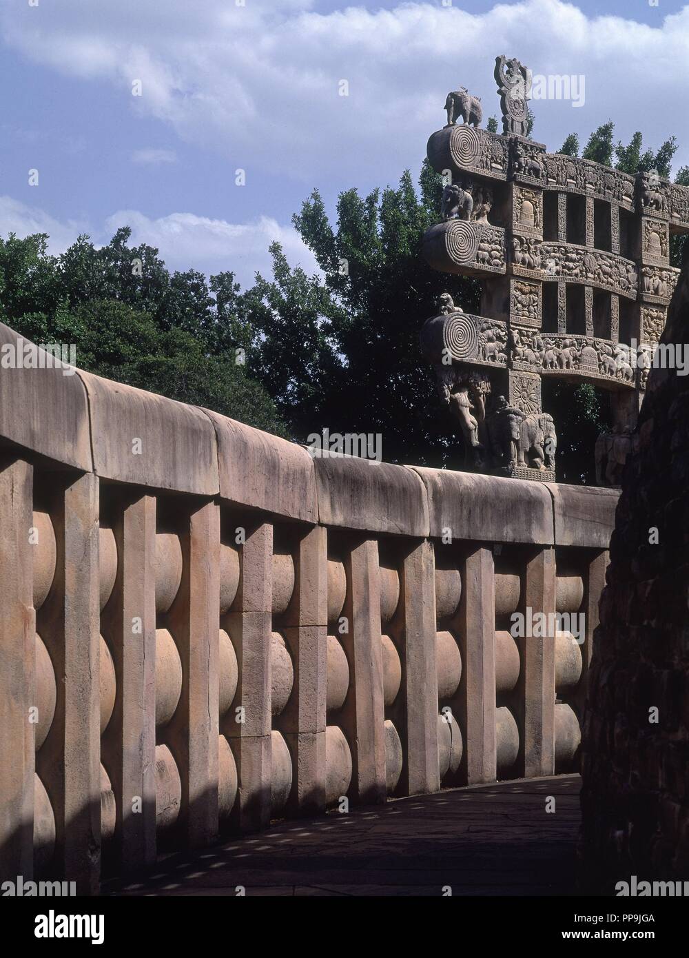 Las MEJORES DE LA VEDIKA Y LA TORANA ESTE DE LA GRAN STUPA O STUPA Nº1, SIGLO I AC. Lage: STUPA 1. SANCHI. Stockfoto