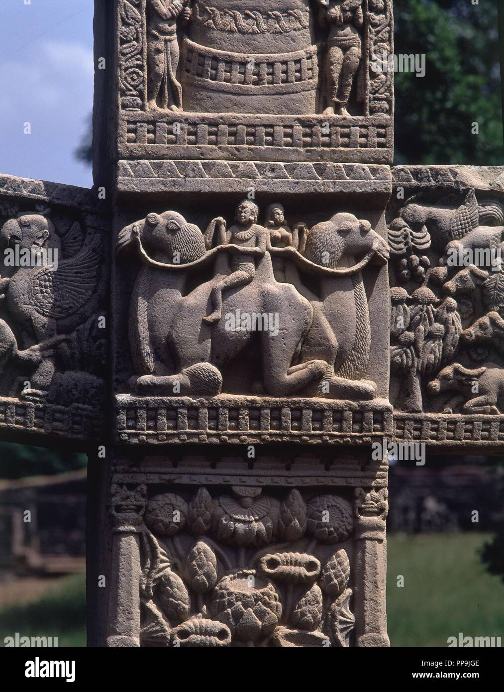 Las MEJORES DE PORTEADORES EN CAMELLOS EN LA TORANA ESTE SIGLO I AC. Lage: STUPA 1. SANCHI. Stockfoto