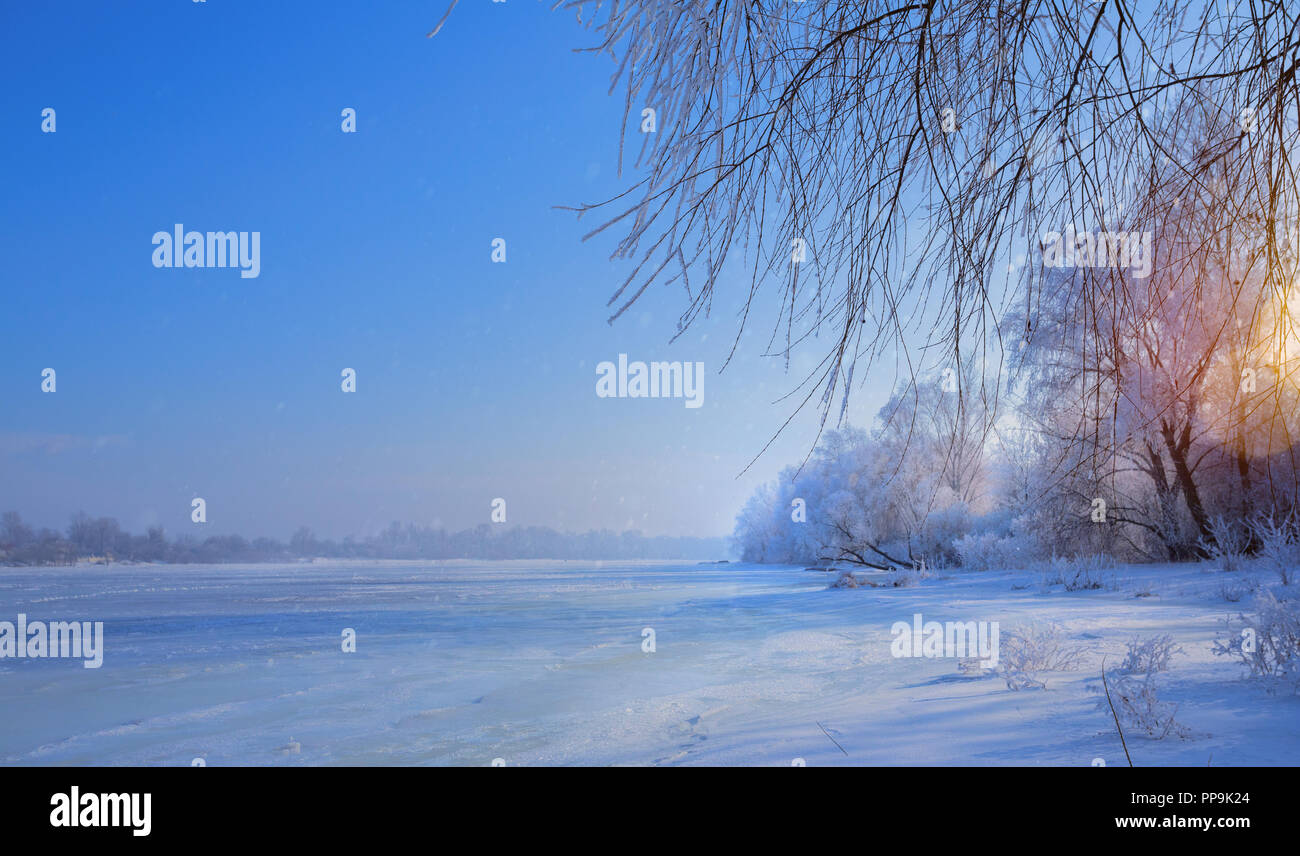 Winterlandschaft mit gefrorenen See und verschneite Bäume Stockfoto