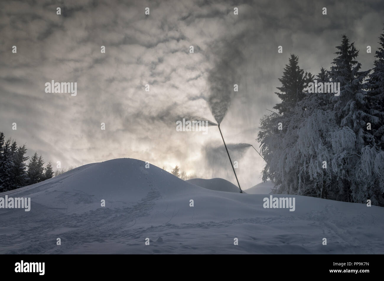 Winter Blick auf die Skipiste mit Schneekanonen funktional. Stockfoto