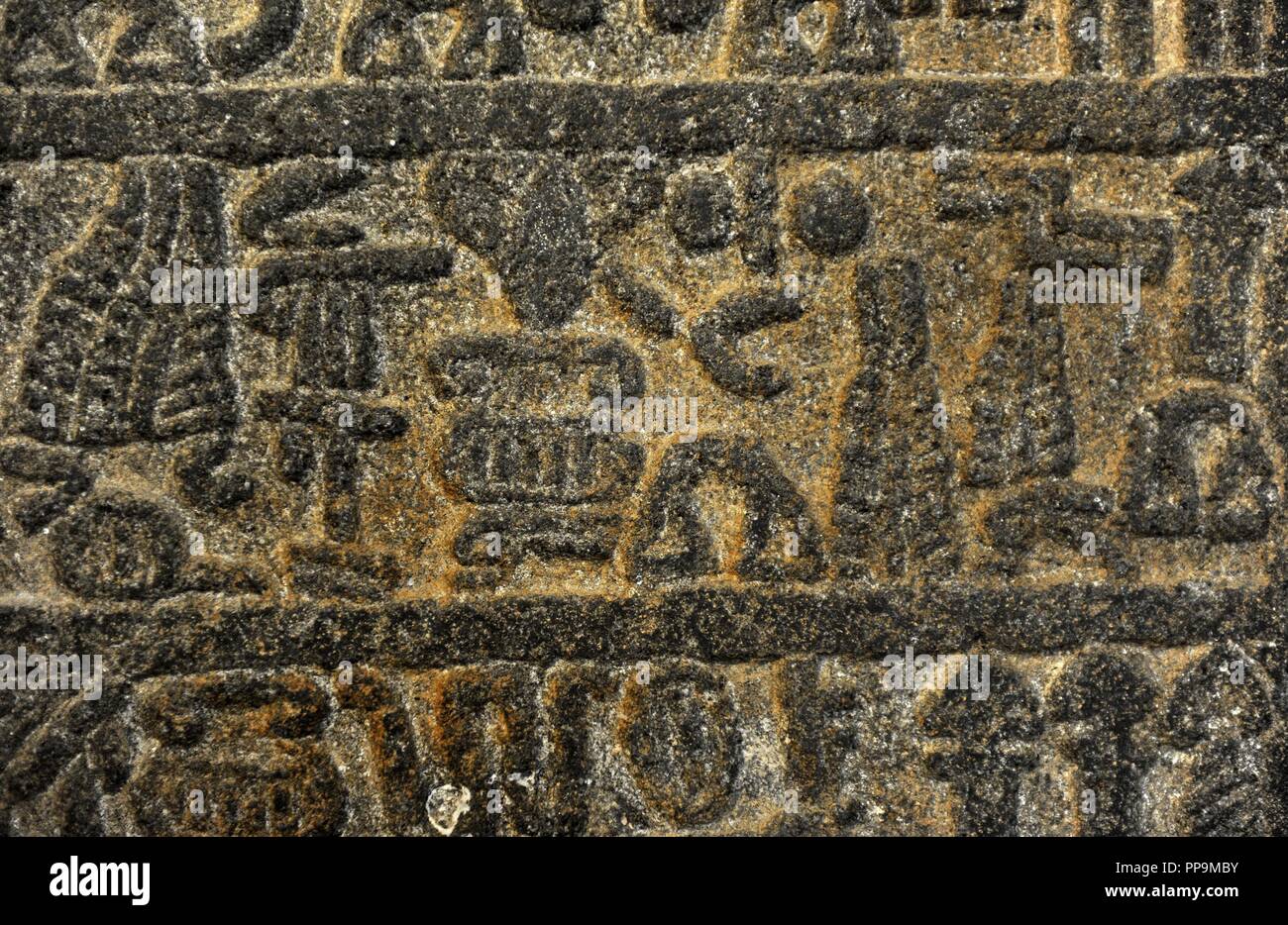 Platten mit hieroglyphische Inschrift über die Aktivitäten des Königs Urhilina und seinem Sohn. Detail. Basalt. Spät Hitite Zeitraum. 9. Jahrhundert v. Chr.. Von Hama (Syrien). Archäologische Museum. Museum des Alten Orients. Istanbul. Die Türkei. Stockfoto