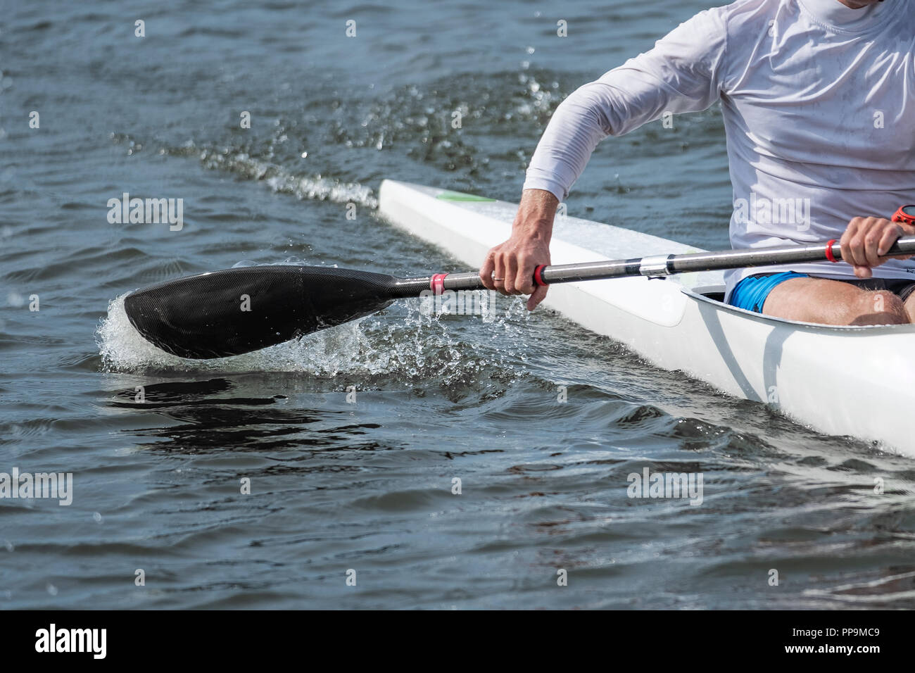 Foto von einem Teil der ein Kajak mit einem Schläger und einem Rudergerät. Stockfoto