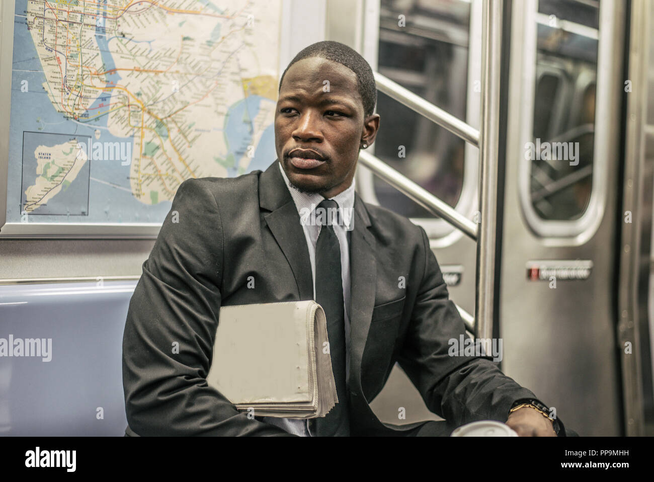 Geschäftsmann in vollständigen Anzug in der New Yorker u-Bahn metro Stockfoto