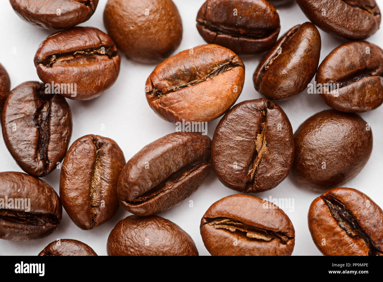 Kaffeebohnen im Vordergrund Stockfoto