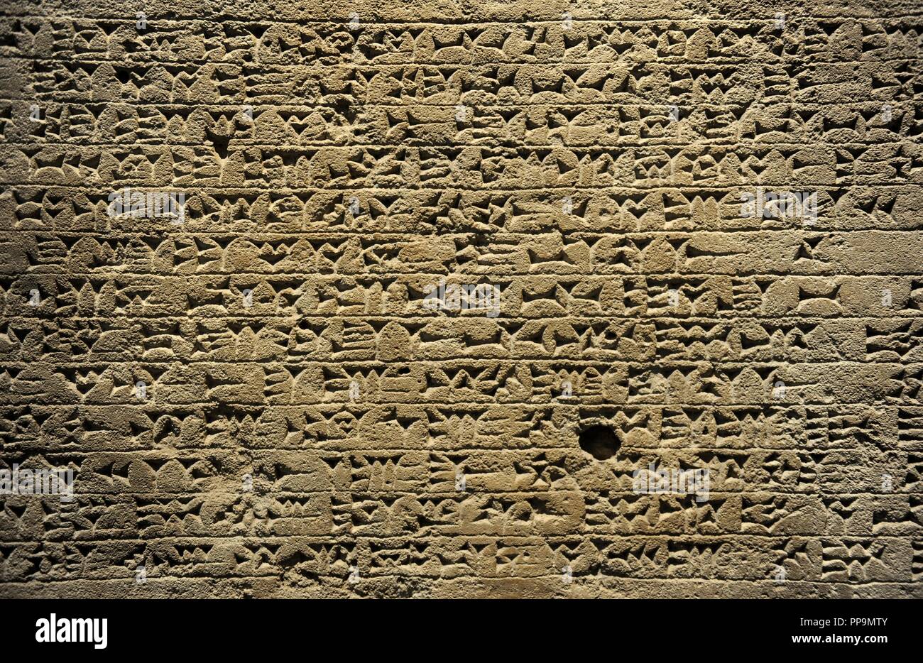 King's Stele mit Beschriftung und eine Entlastung der Darstellung König Sanherib Beten vor dem göttlichen Symbole. 705-681 BC. Detail. Kalkstein. Von Ninive. Archäologische Museum. Museum des Alten Orients. Istanbul. Die Türkei. Stockfoto