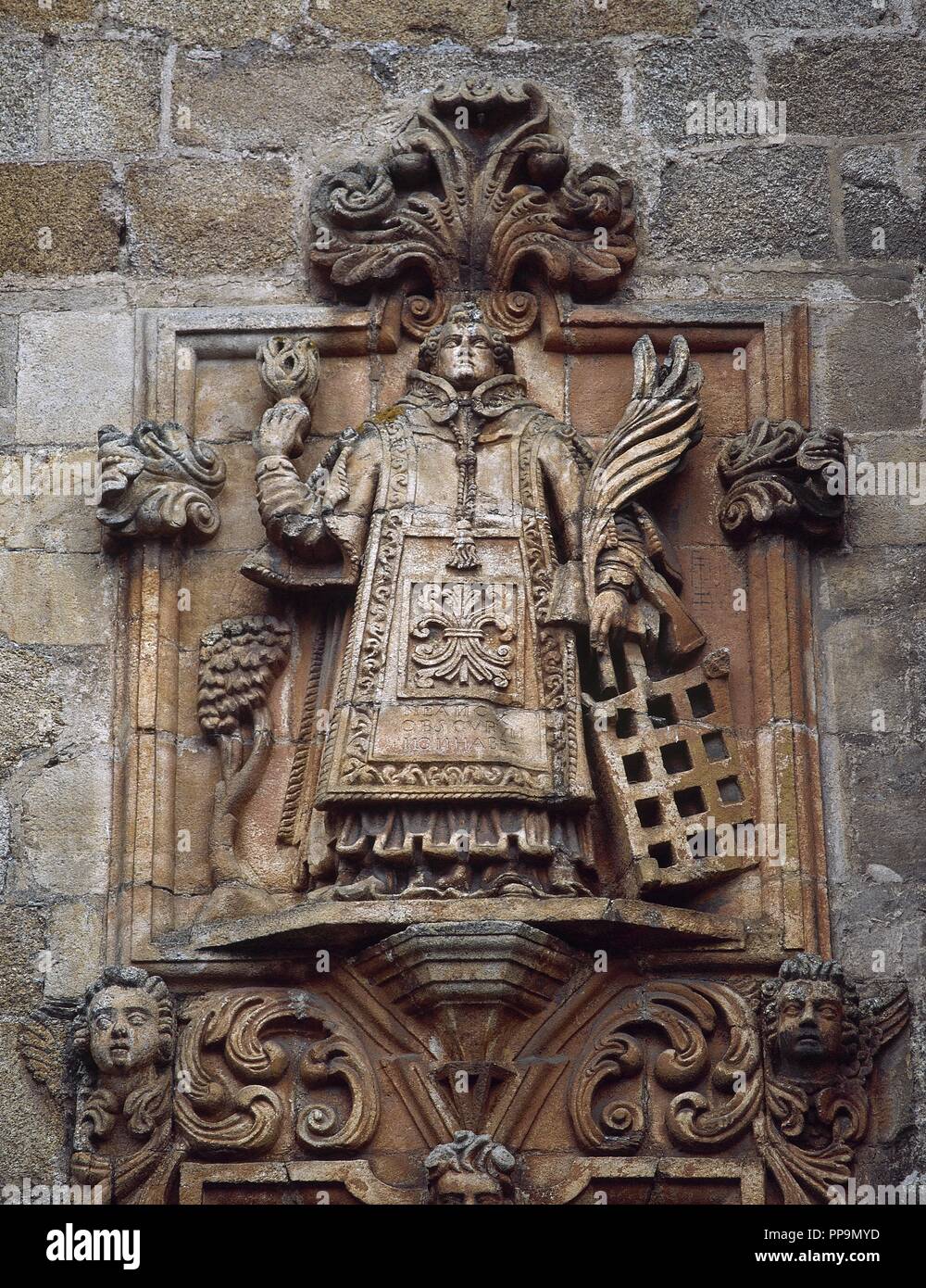 LORENZO, San (m. 258). Martir Español, archidiácono de Sixto II de Roma. Entlasten renacentista de SAN LORENZO existente en La Fachada de la Catedral de MONDOÑEDO. Aparece representado sosteniendo una Llama en su Mano derecha y, en la Izquierda, una Palma, un Libro y una Parrilla. MONDOÑEDO. Provincia de Lugo. Galizien. España. Stockfoto