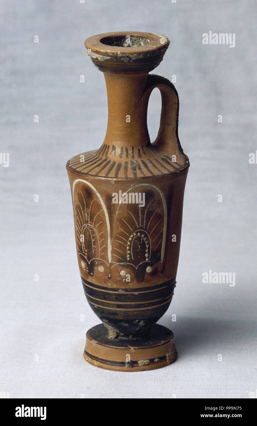 Griechische Keramik. Lekythos. Mit Palmette verziert. Rote Figur. 4. Jh.V.Chr. Aus Griechenland. Museum des Parfums. Barcelona. Spanien. Stockfoto