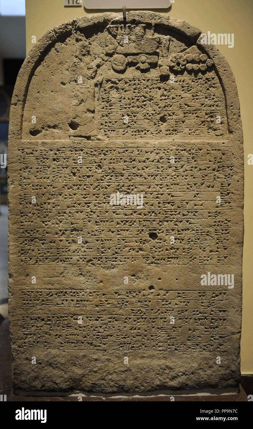 King's Stele mit Beschriftung und eine Entlastung der Darstellung König Sanherib Beten vor dem göttlichen Symbole. 705-681 BC. Kalkstein. Von Ninive. Archäologische Museum. Museum des Alten Orients. Istanbul. Die Türkei. Stockfoto