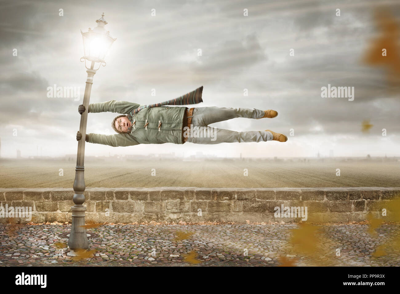 Lustiger Mann weg erhält durch einen Sturm geblasen Stockfoto